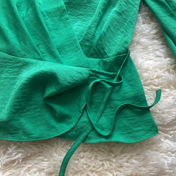 Banana Republic - Green Wrap top - Picture 4 of 6